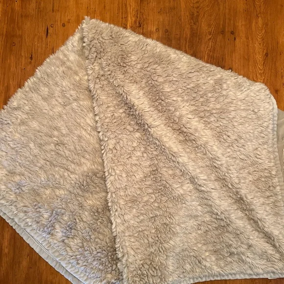 Pottery Barn Faux Fur Throw - 50x60 - Picture 3 of 10